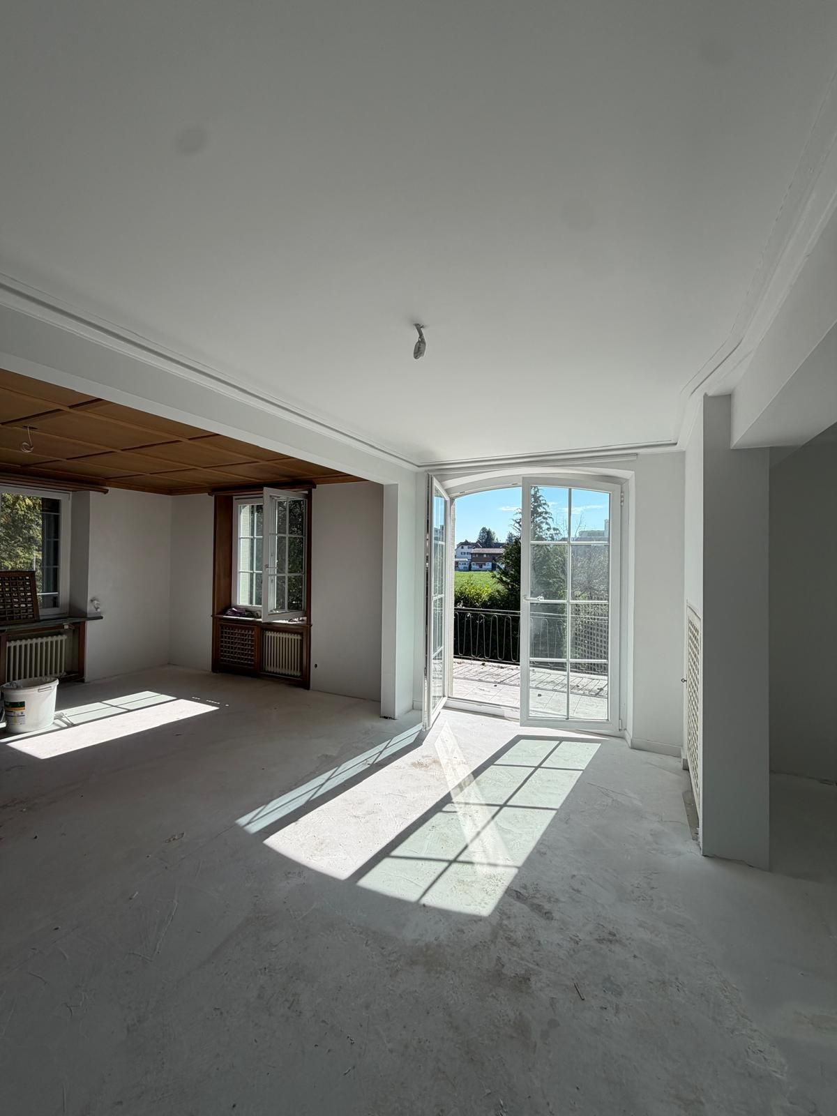 Frisch renovierter Wohnraum von E2 Renovationen